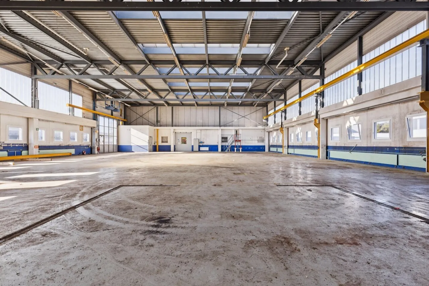 Capannone commerciale ideale per produzione e stoccaggio - Foto 3 di 13
