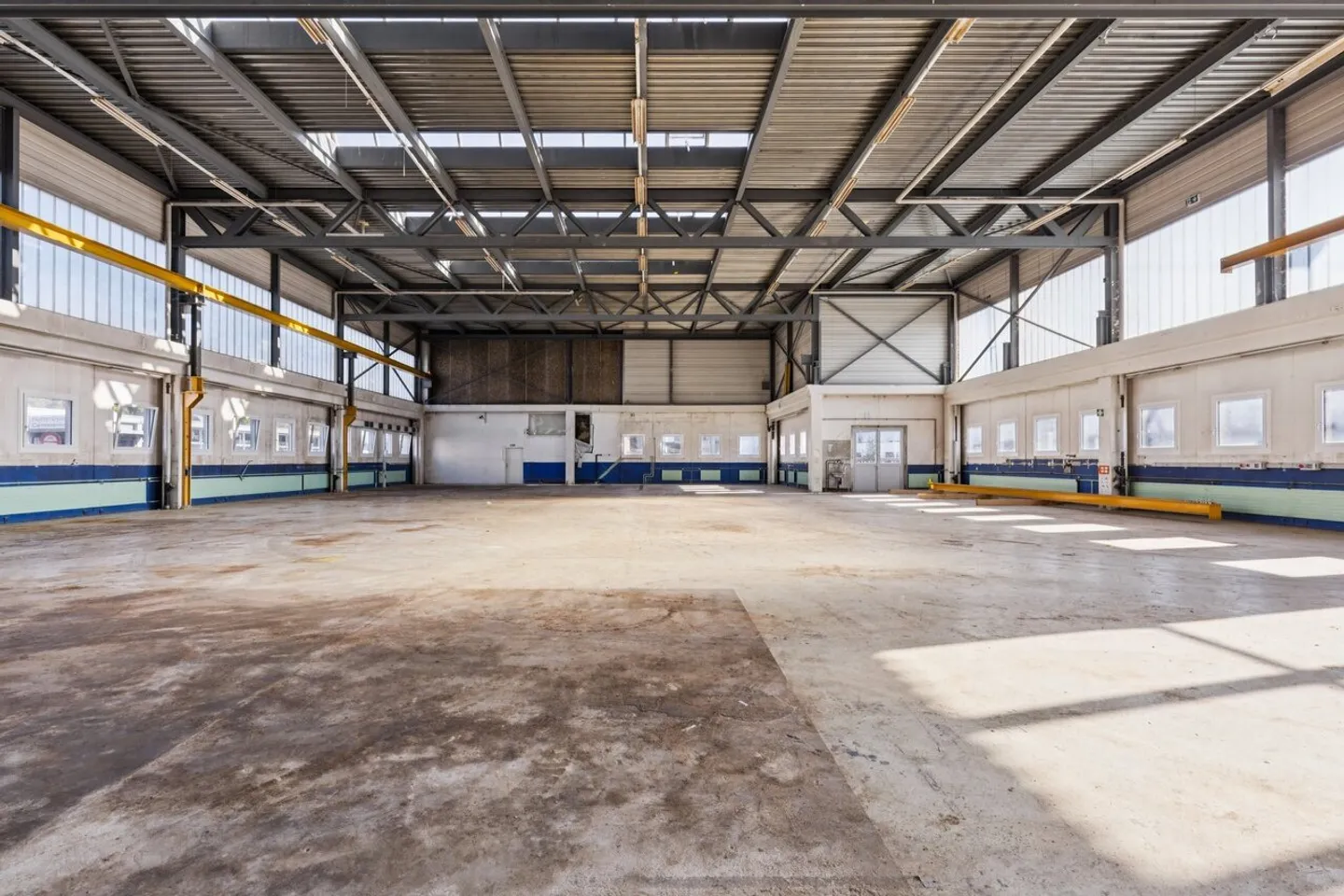 Capannone commerciale ideale per produzione e stoccaggio - Foto 2 di 13