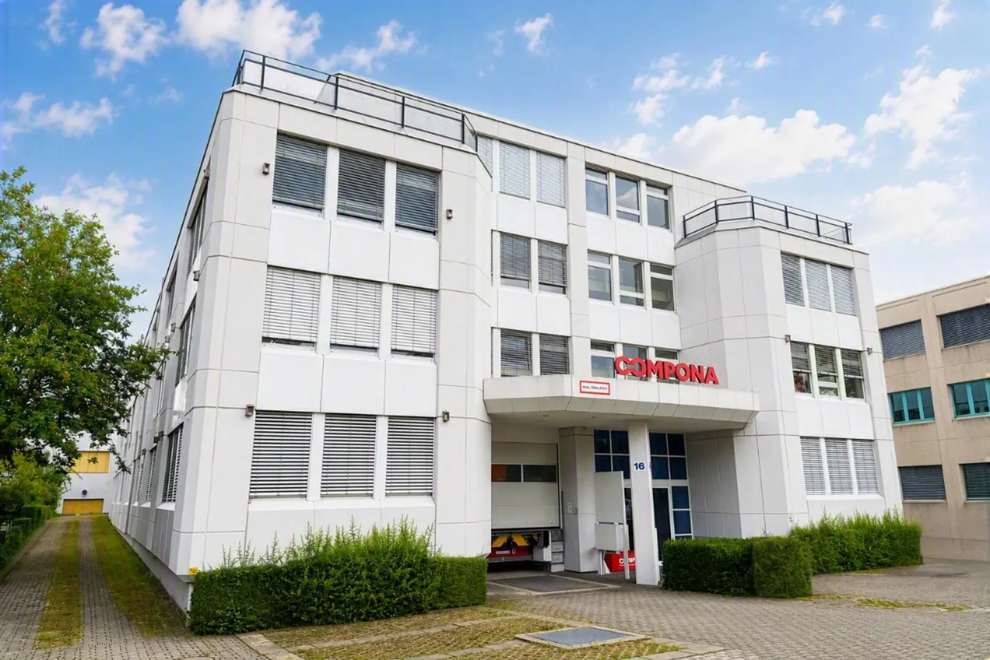 Bâtiment commercial polyvalent - Photo 1 sur 8