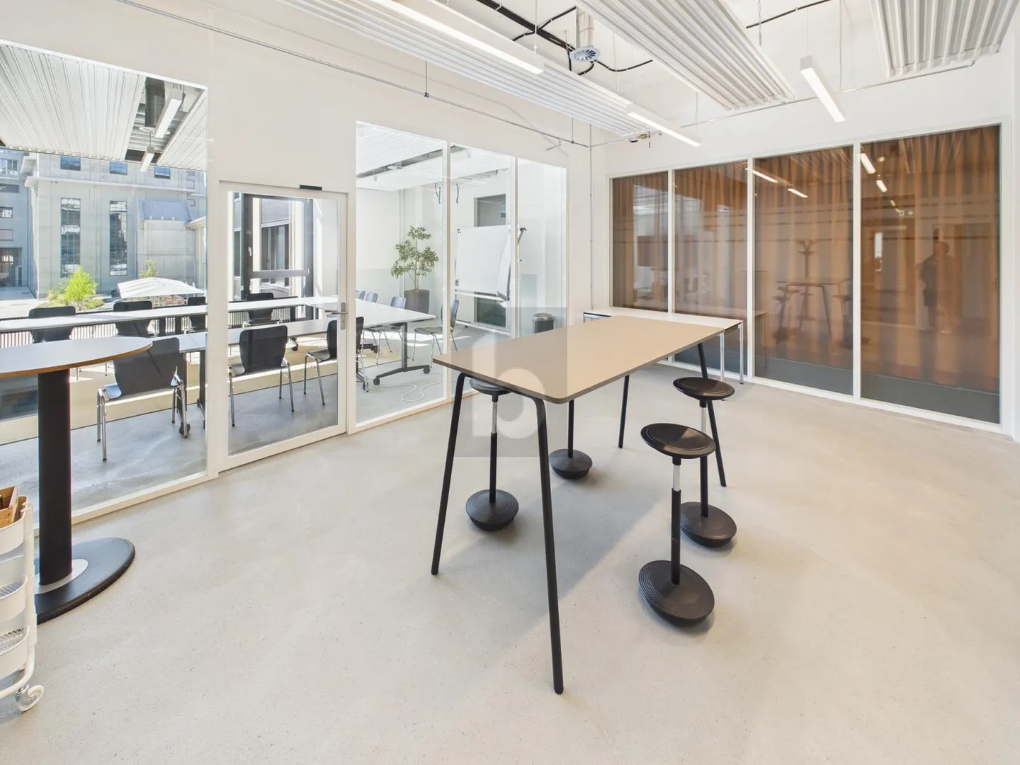 MODERN AND VERSATILE - Photo 1 of 4