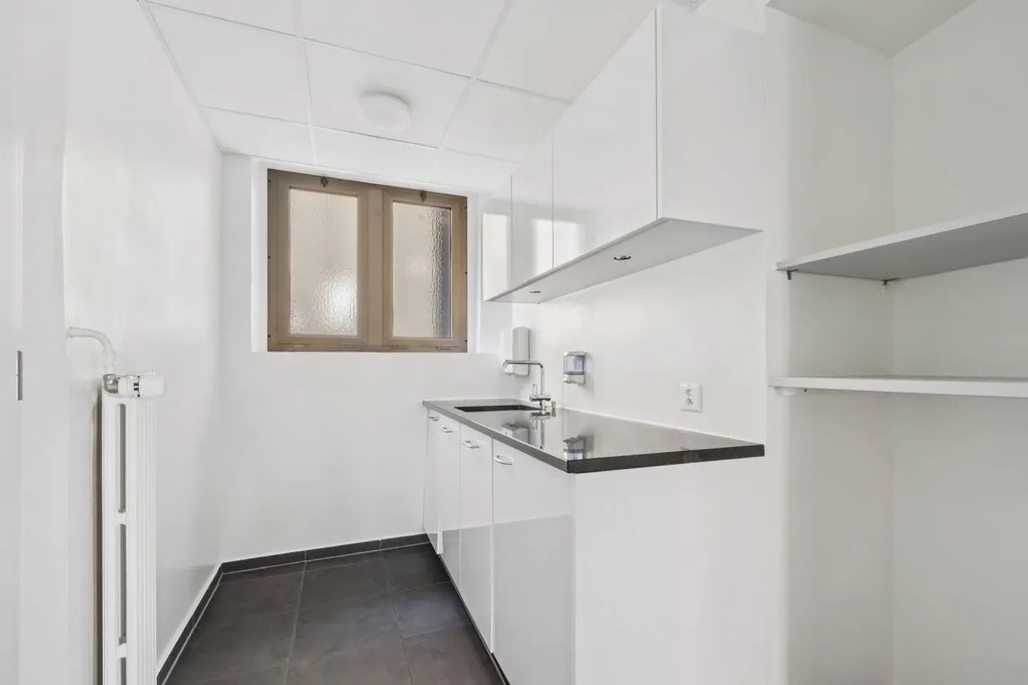 Modern commercial space with optimal accessibility and proximity to the lake - Photo 4 of 11