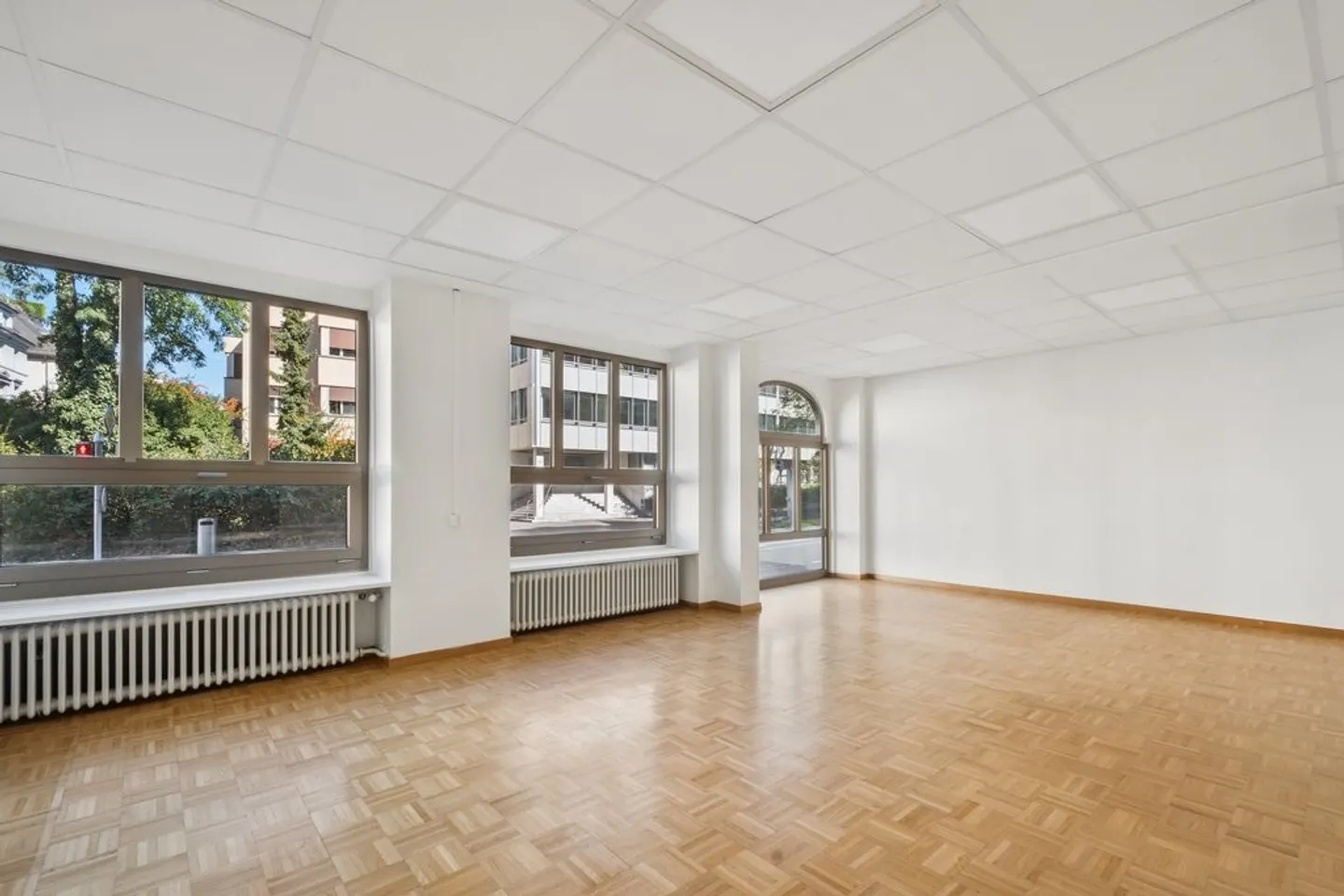 Modern commercial space with optimal accessibility and proximity to the lake - Photo 10 of 11