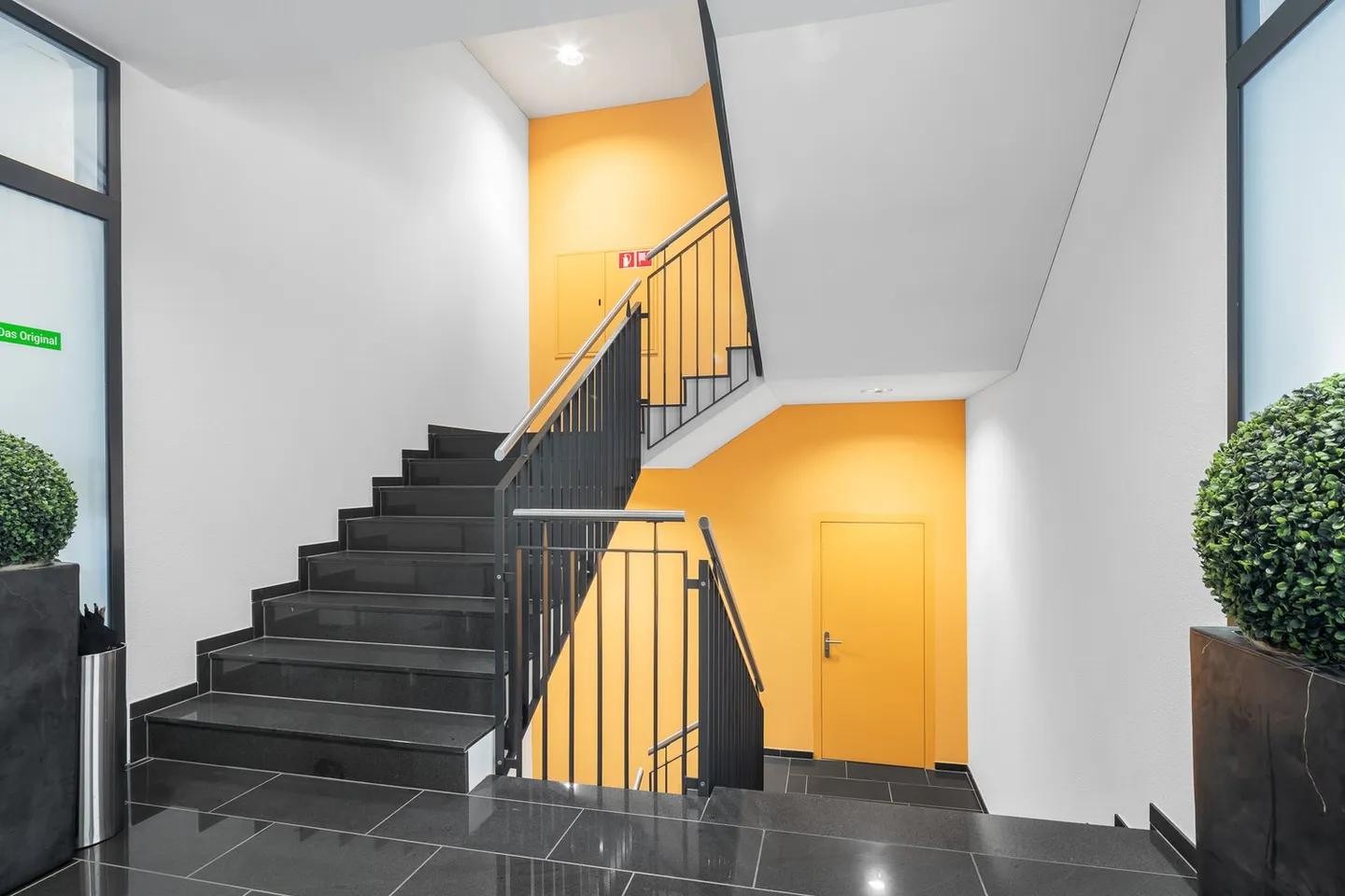 Looking for a successful location? Office space in an exclusive location - Photo 8 of 9