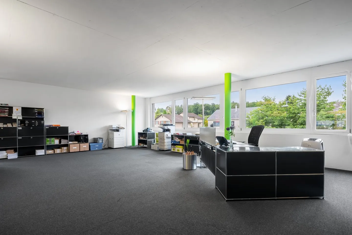 First-class commercial space for your business - Photo 2 of 8