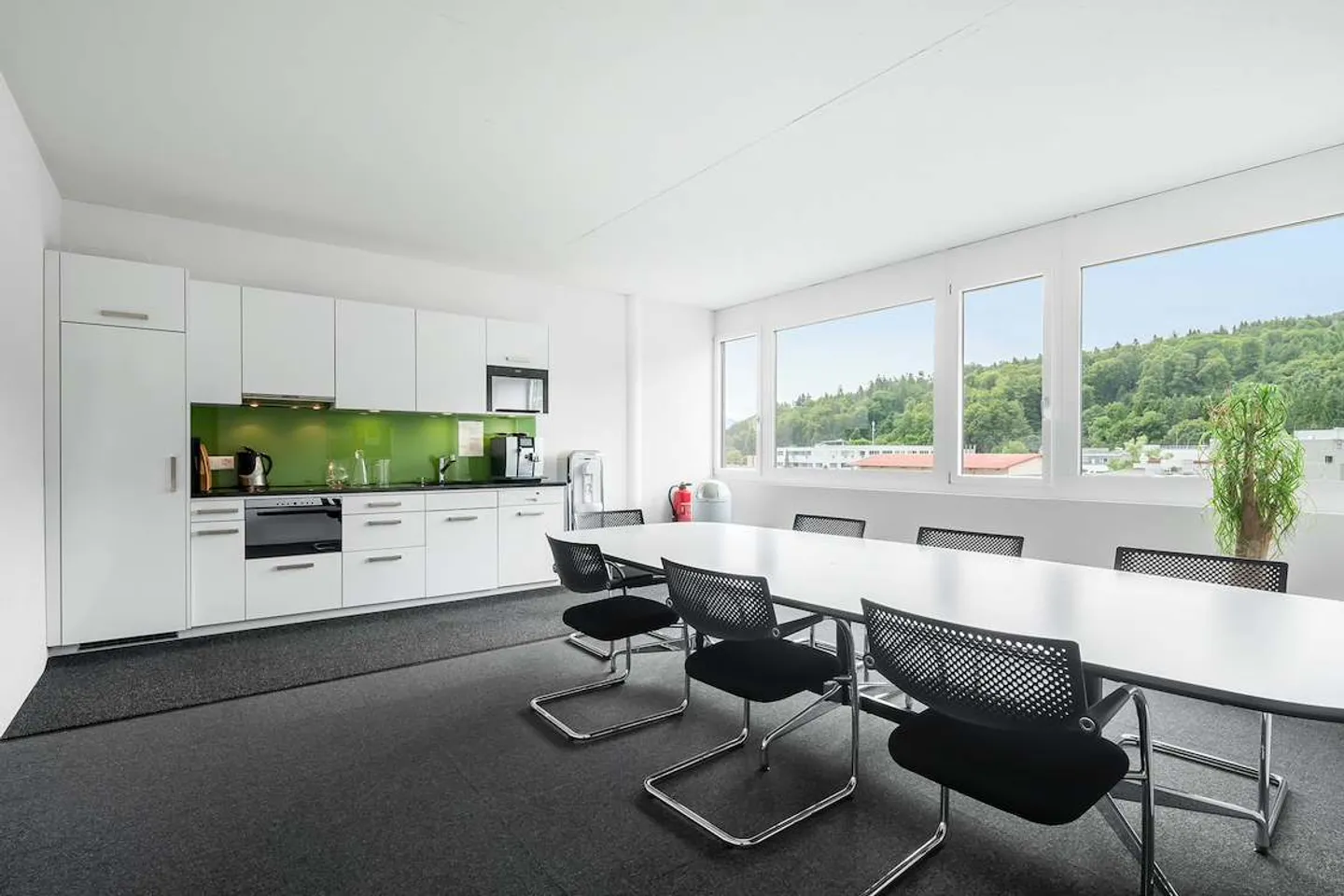 First-class commercial space for your business - Photo 4 of 8