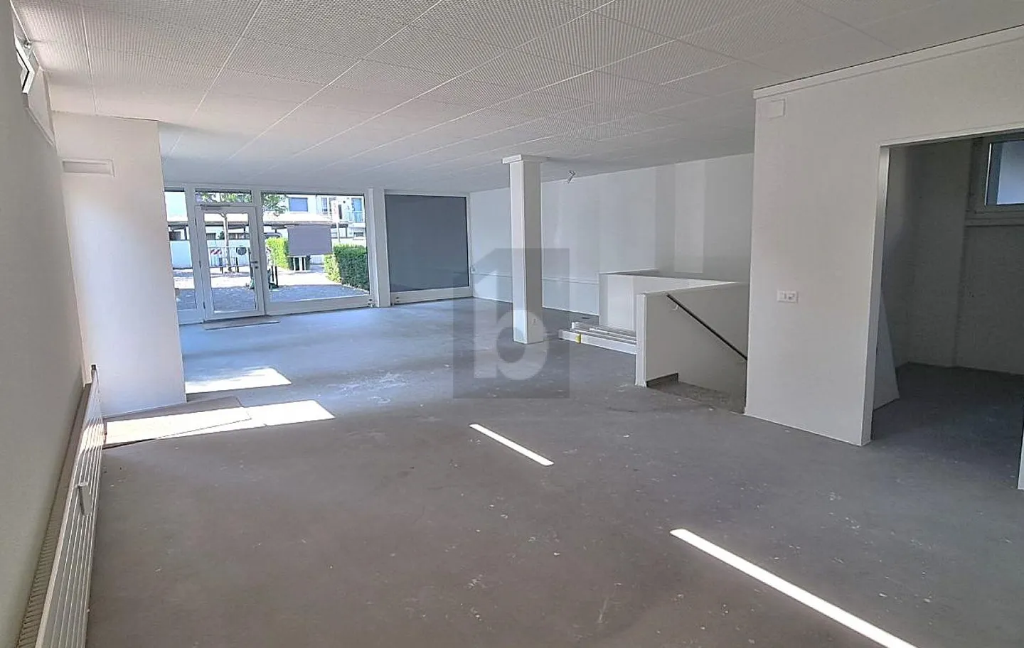 SPACIEUX ET CENTRAL DANS LE CENTRE DU VILLAGE - Photo 2 sur 4
