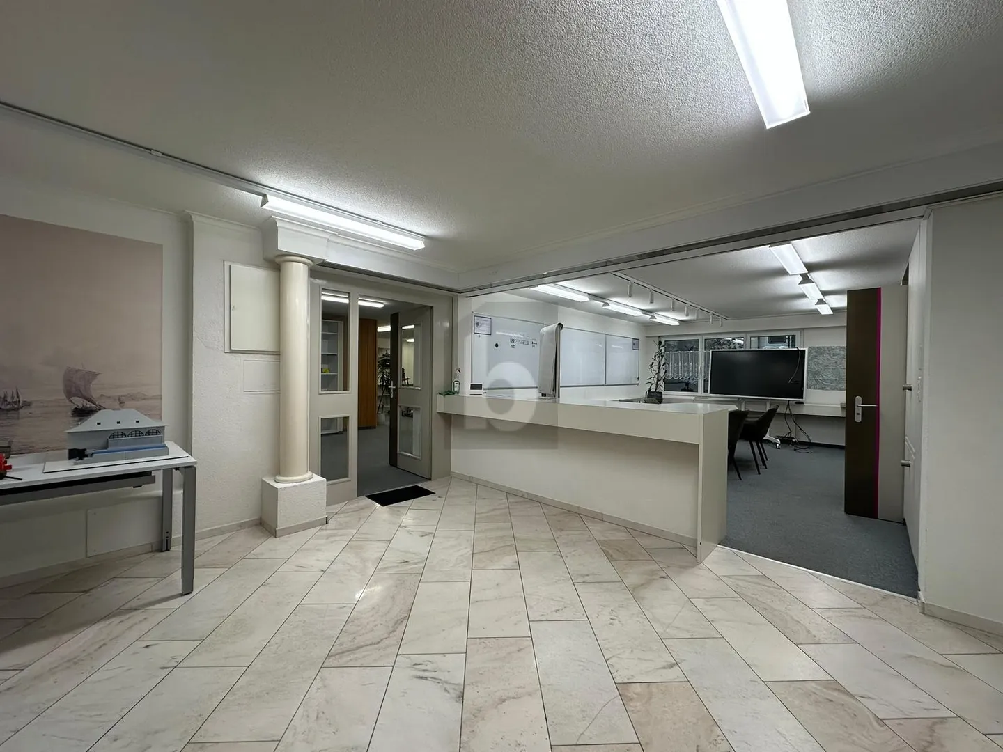 Zentrale Bürofläche mit Annehmlichkeiten - Foto 2 von 6