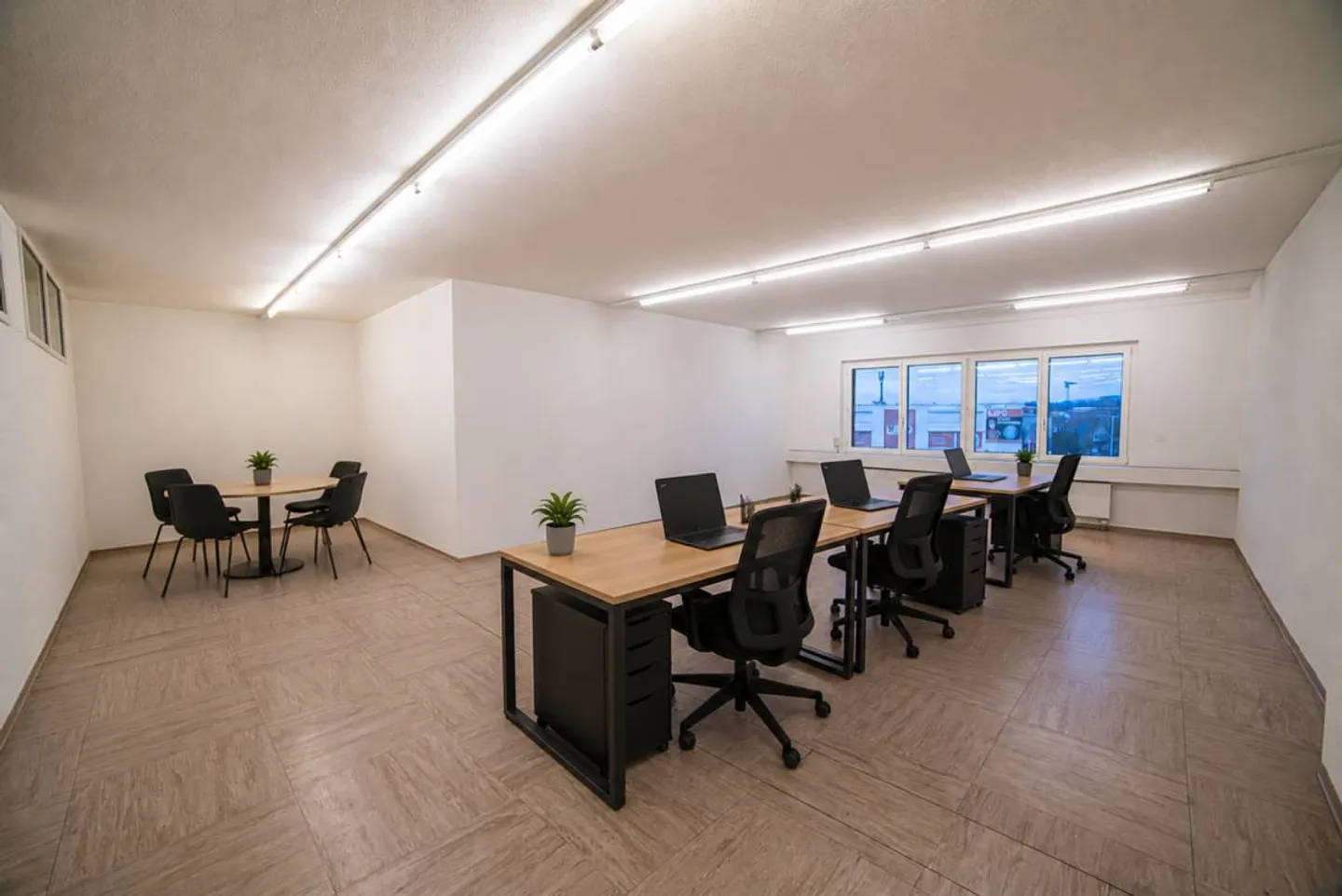 Your compact office on the 2nd floor - Photo 1 of 5