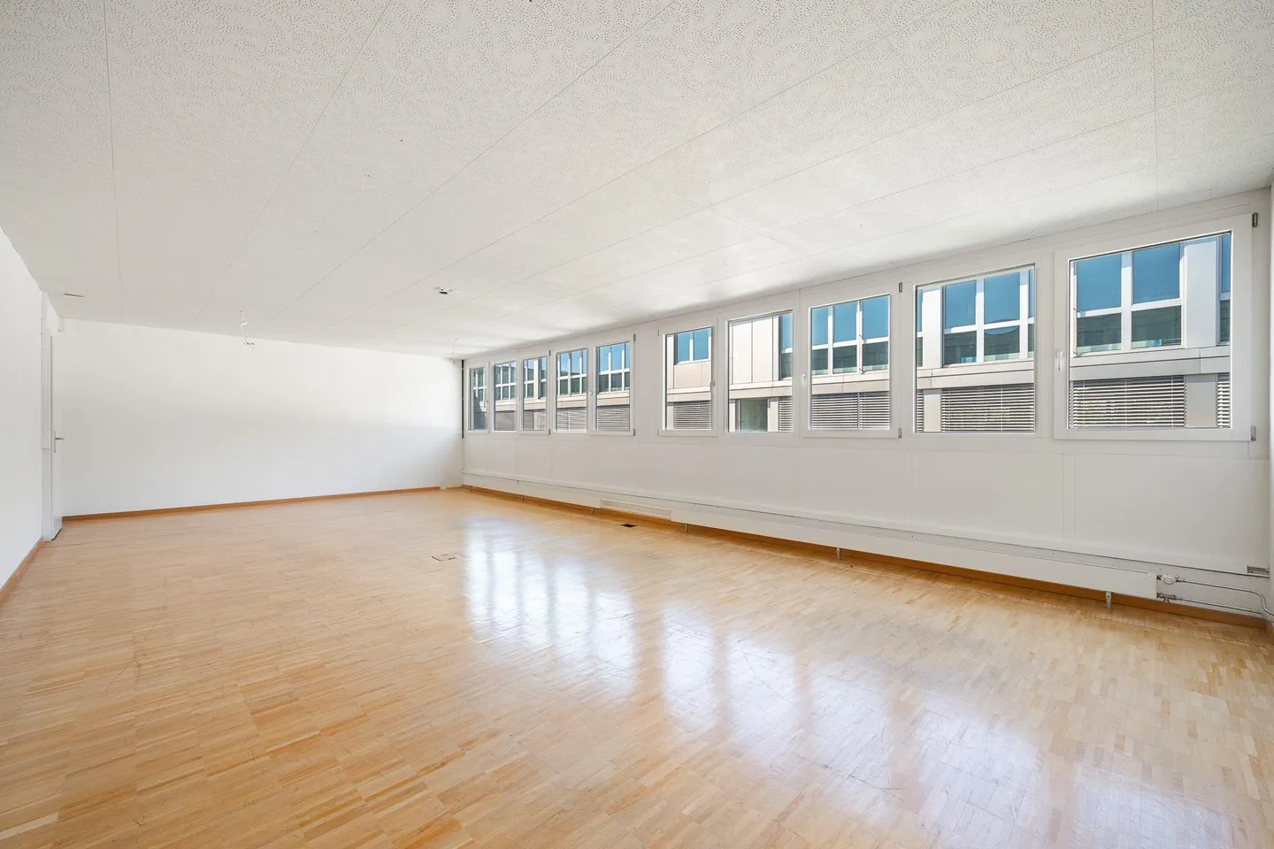 Expanded office space for interim use until 31.12.2028 at an attractive price! - Photo 2 of 6