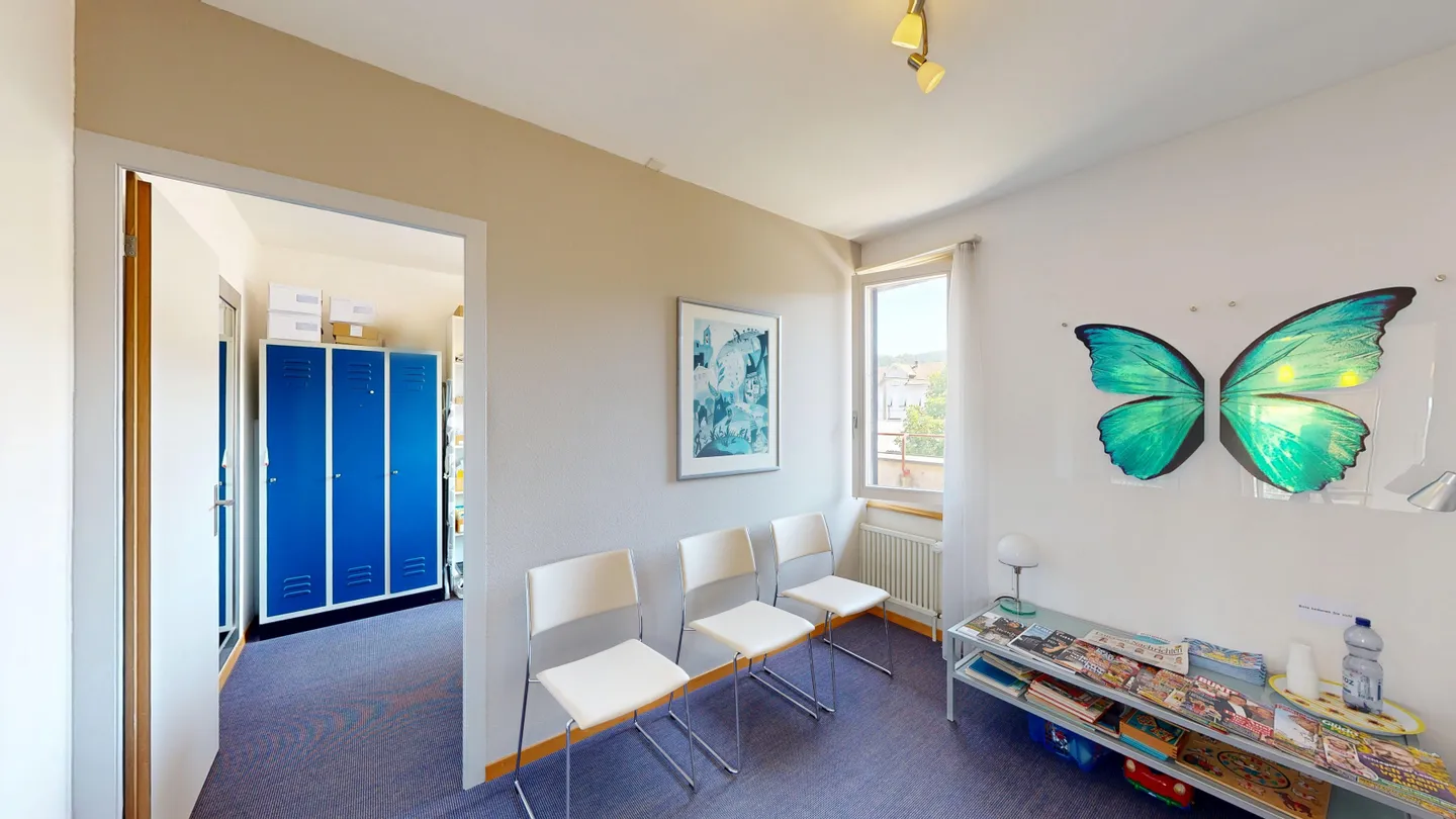Bright commercial space with lake view - Photo 5 of 9