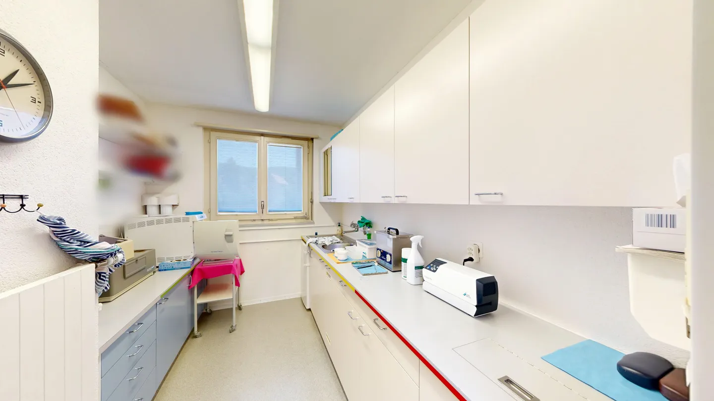 Bright commercial space with lake view - Photo 6 of 9