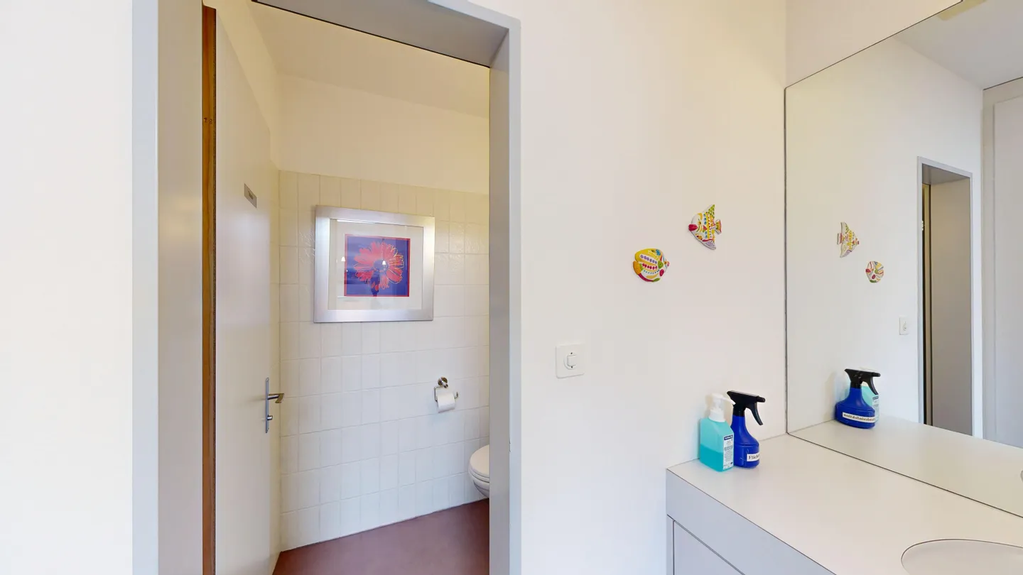 Bright commercial space with lake view - Photo 8 of 9