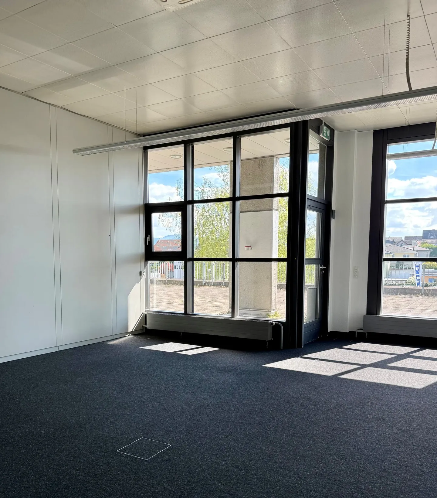 Espace de bureau moderne avec de hauts espaces lumineux et une terrasse dans la zone industrielle d'Arbon - Photo 2 sur 13