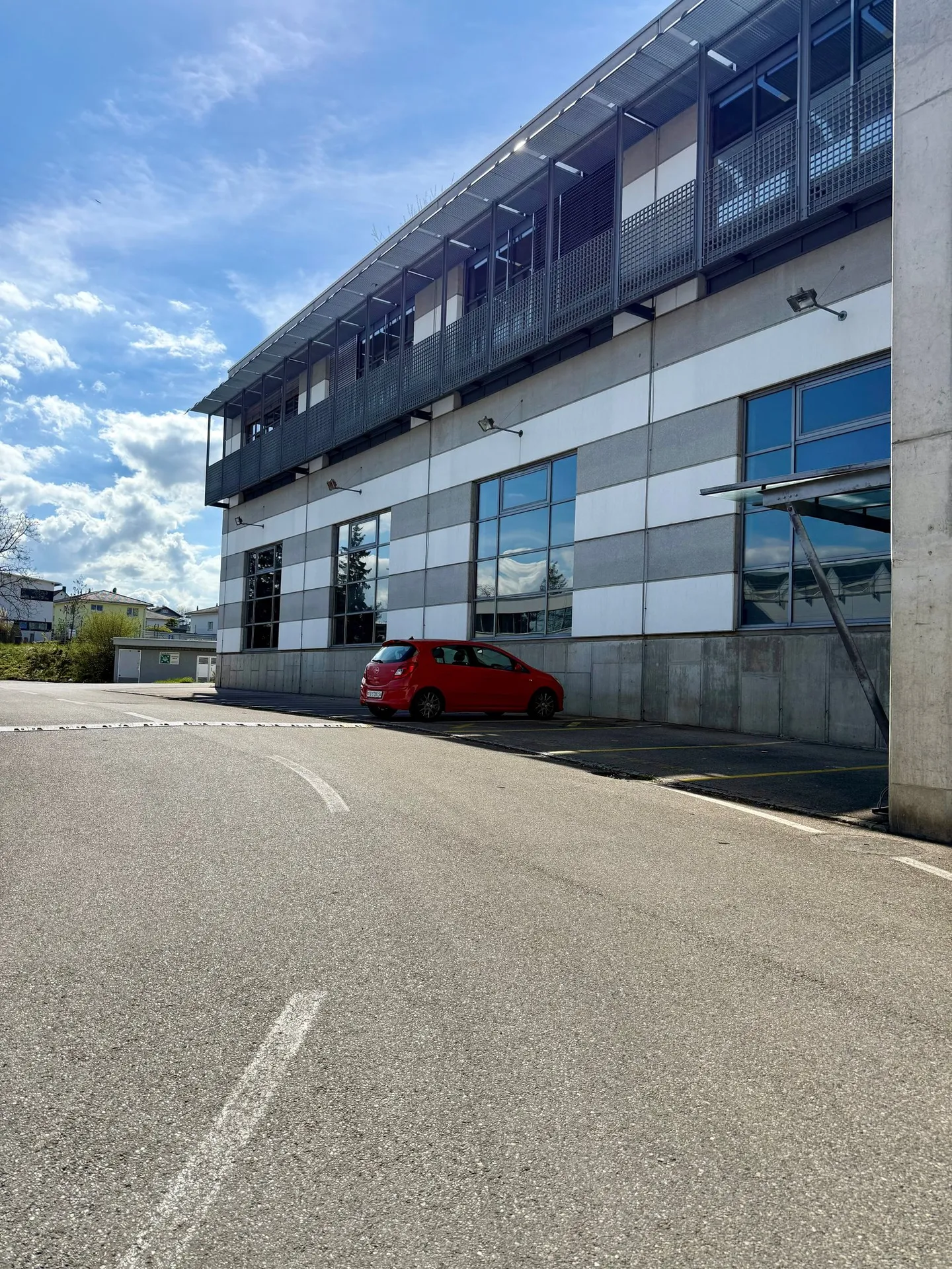 Espace de bureau moderne avec de hauts espaces lumineux et une terrasse dans la zone industrielle d'Arbon - Photo 6 sur 13