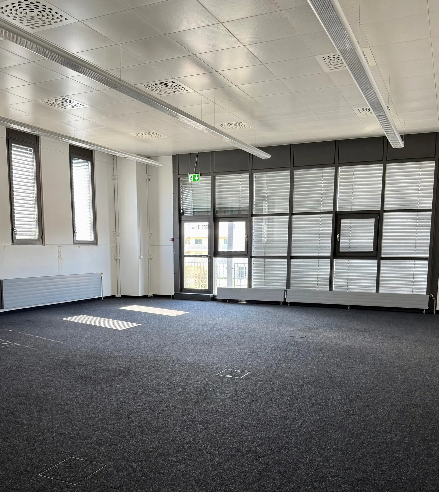 Espace de bureau moderne avec de hauts espaces lumineux et une terrasse dans la zone industrielle d'Arbon - Photo 4 sur 13