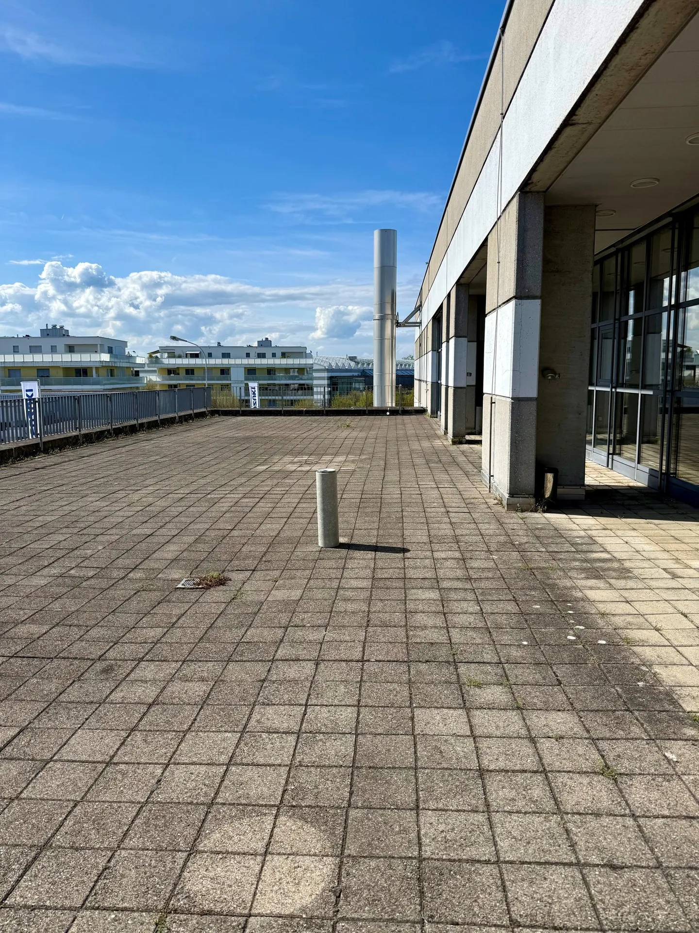 Espace de bureau moderne avec de hauts espaces lumineux et une terrasse dans la zone industrielle d'Arbon - Photo 5 sur 13