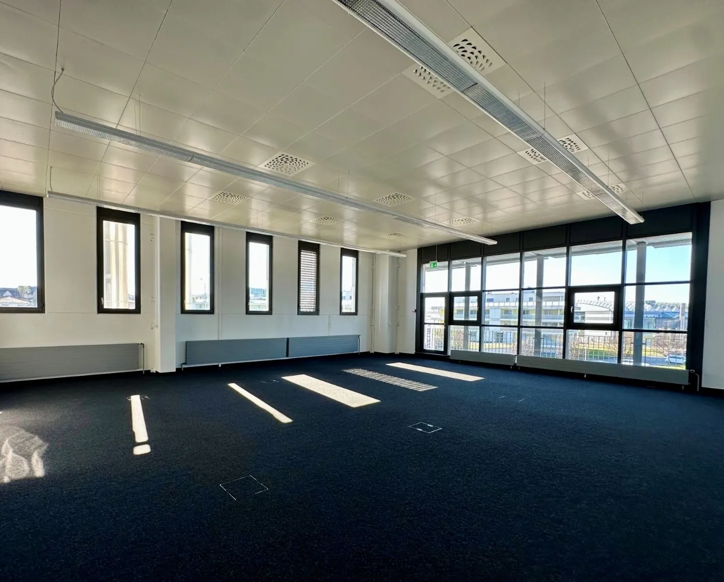 Espace de bureau moderne avec de hauts espaces lumineux et une terrasse dans la zone industrielle d'Arbon - Photo 13 sur 13