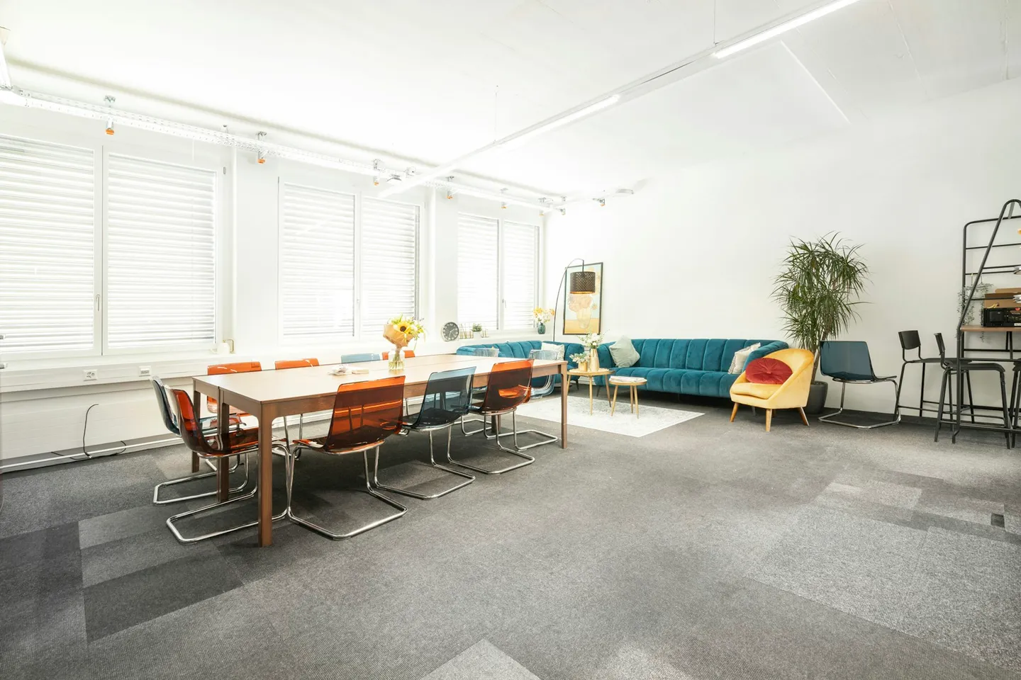 Modernes Büro mit Flughafenblick - Foto 13 von 13