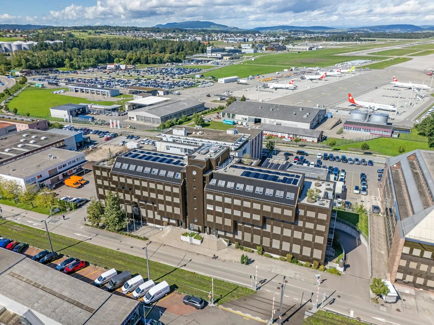 Ufficio nuovo e refrigerato con vista diretta sulla pista 16/34 - Foto 3 di 13