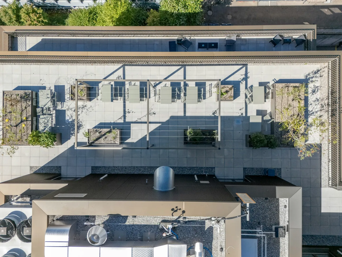 Modernes Büro mit Flughafenblick - Foto 7 von 13