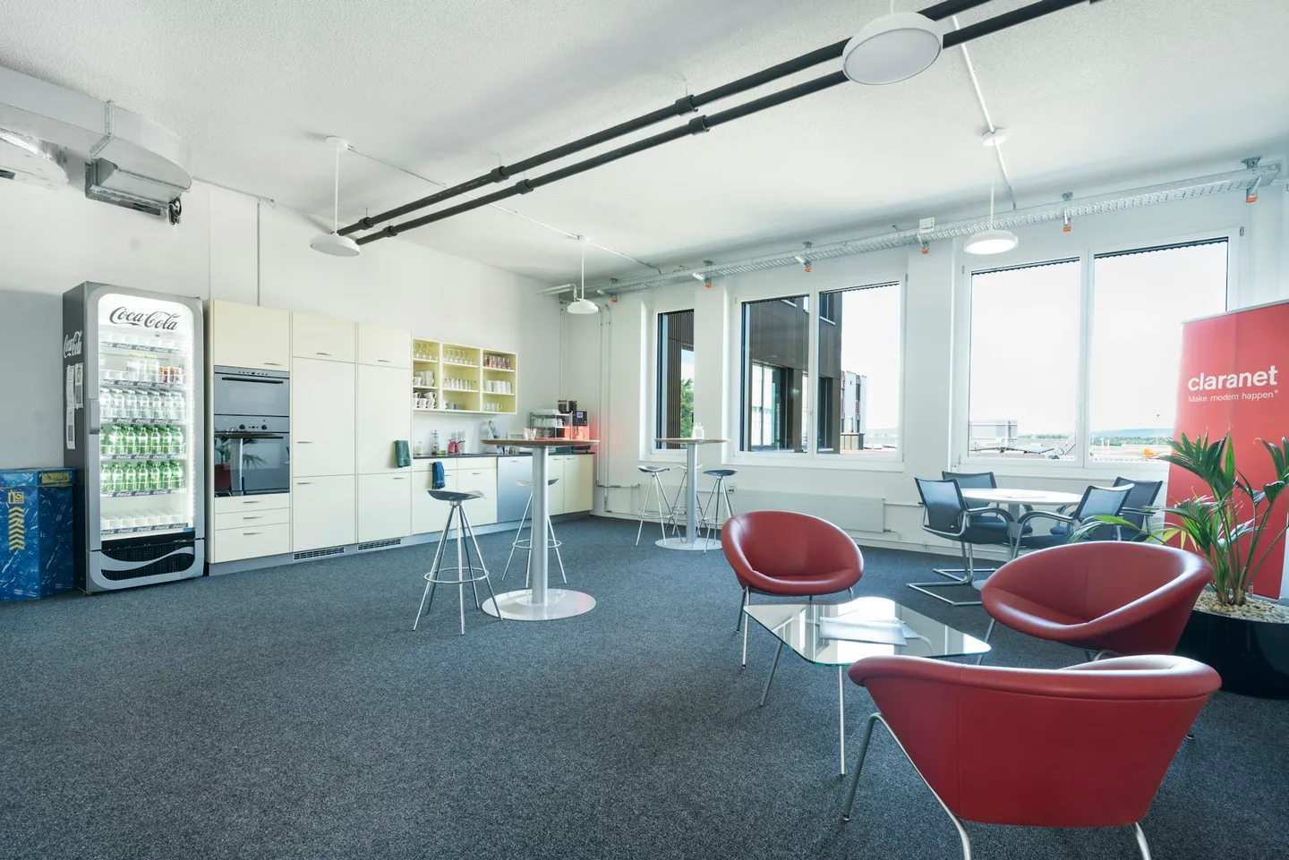 Modernes Büro mit Flughafenblick - Foto 10 von 13
