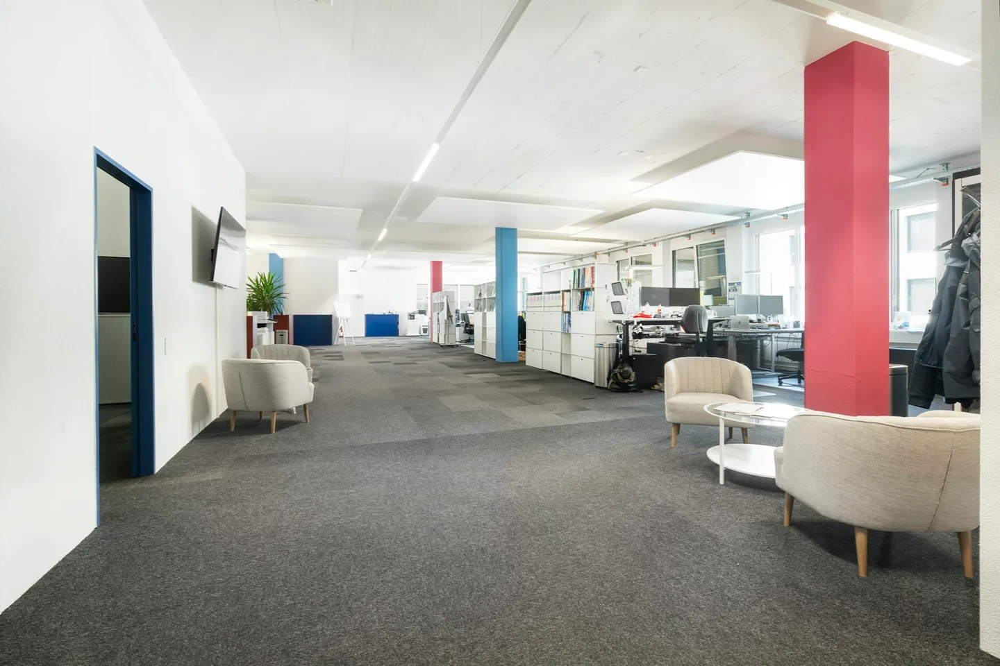 Modernes Büro mit Flughafenblick - Foto 12 von 13