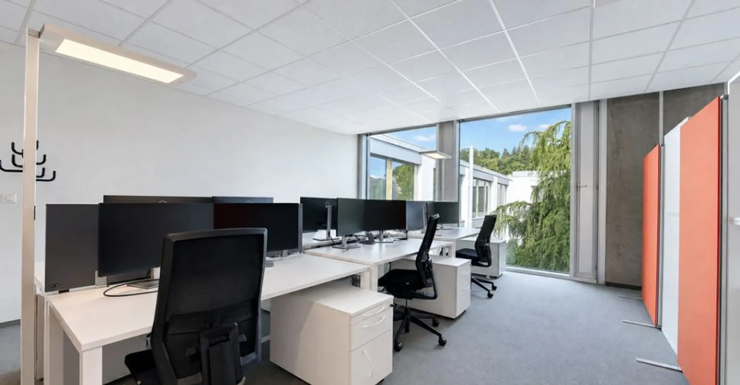 Bureau - Photo 4 of 13