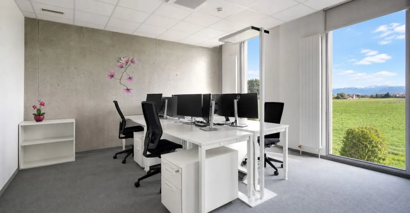 Bureau - Photo 5 of 13