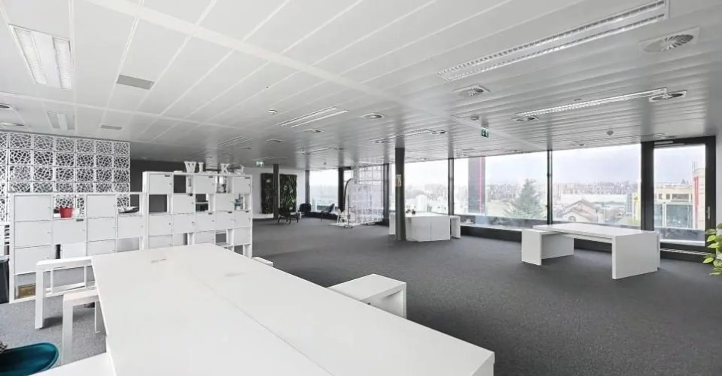 Espace de Bureau Attique Spacieux - Photo 6 sur 11