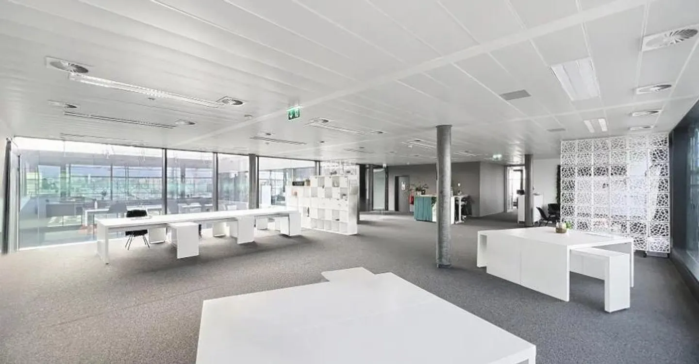 Espace de Bureau Attique Spacieux - Photo 7 sur 11