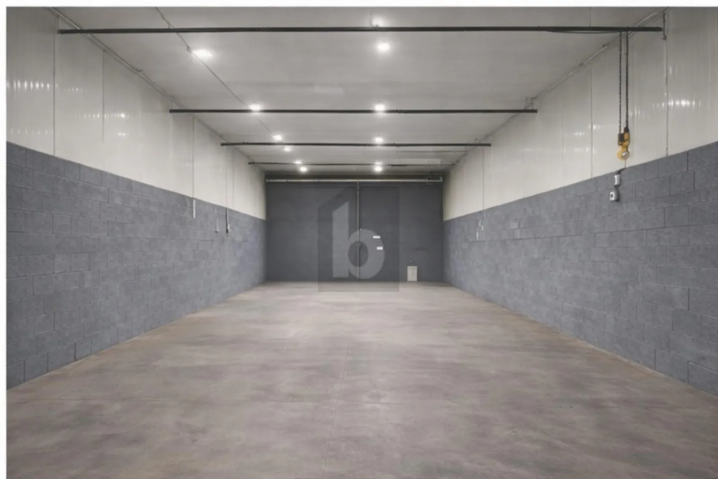 DEPOSIT / WAREHOUSE - STRATEGIC LOCATION - Photo 2 of 4
