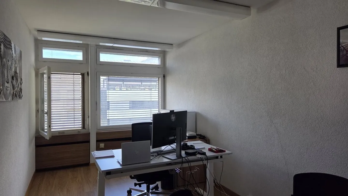 Office in the city center near the train station - Photo 2 of 8