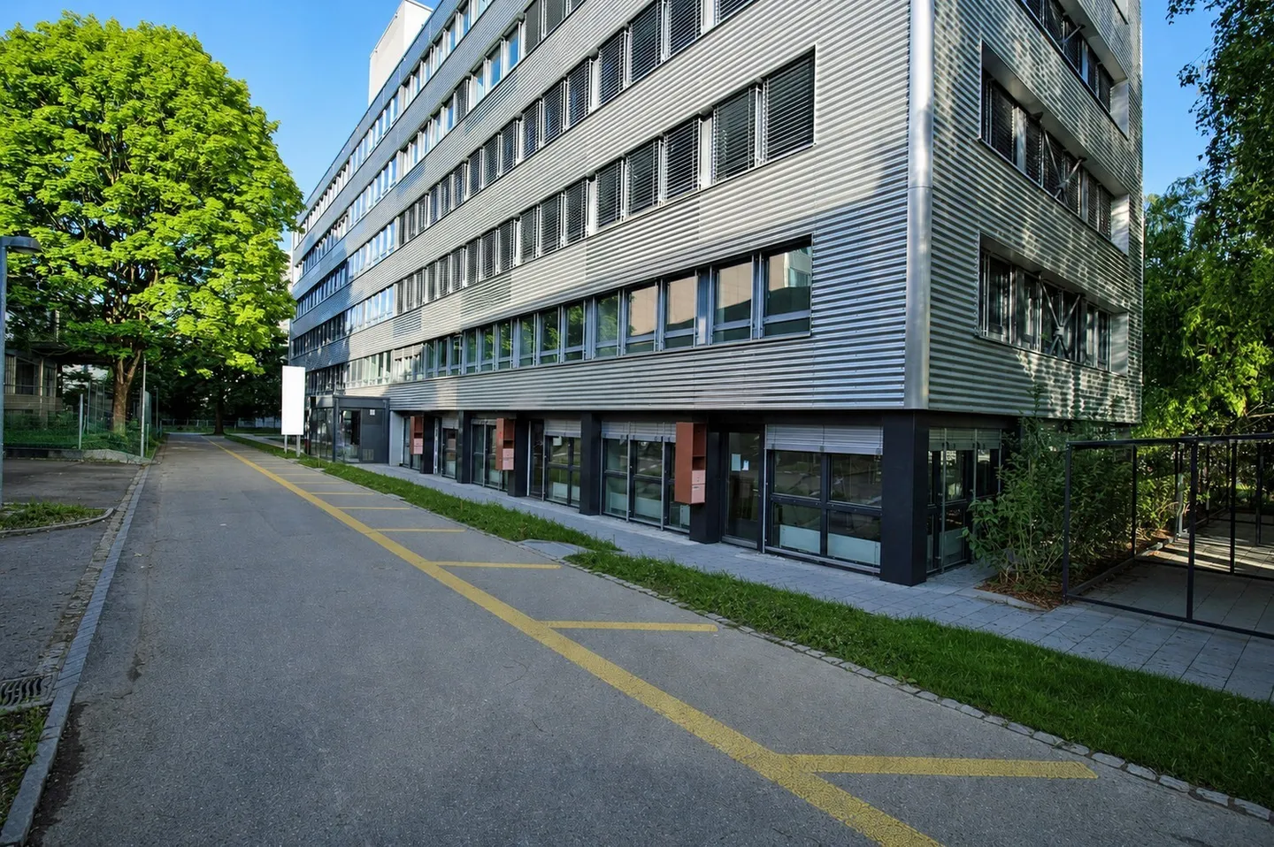Modernes Büro nahe Bern - Foto 1 von 5