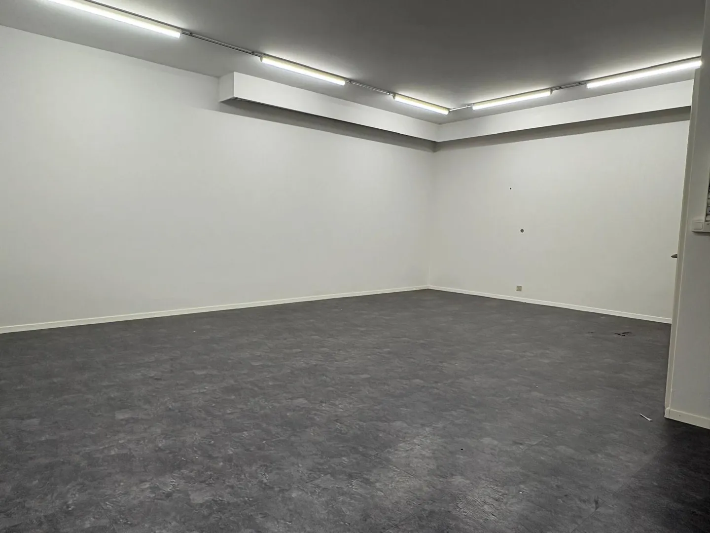 Multifunctional commercial space directly at the train station! - Photo 6 of 7