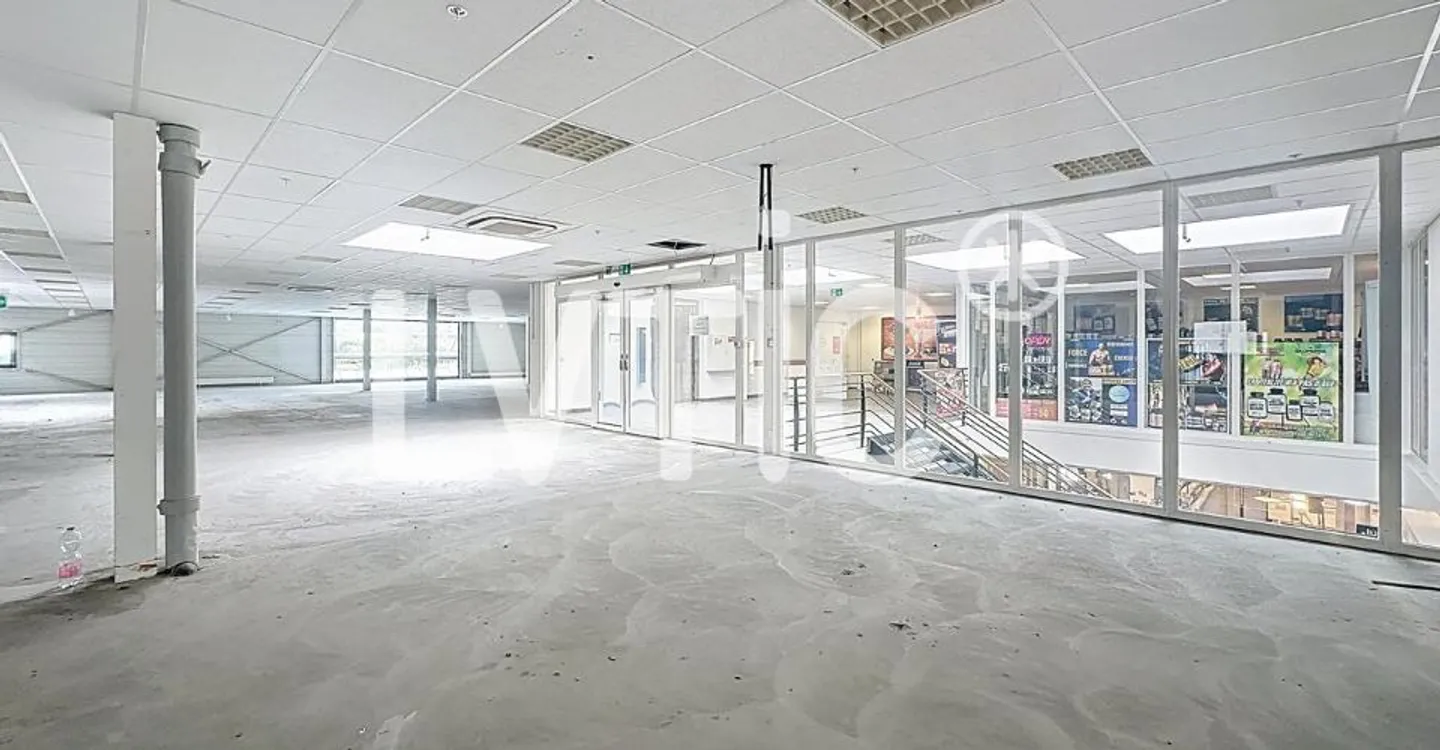 Showroom et bureaux spacieux - Photo 11 sur 13