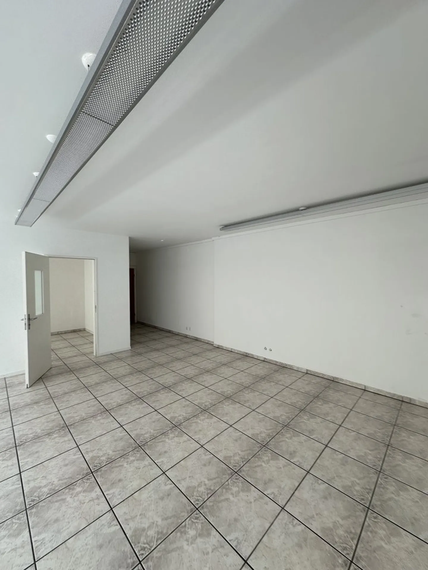 Espace commercial au cœur de Kleinbasel avec options de stationnement - Photo 2 sur 8