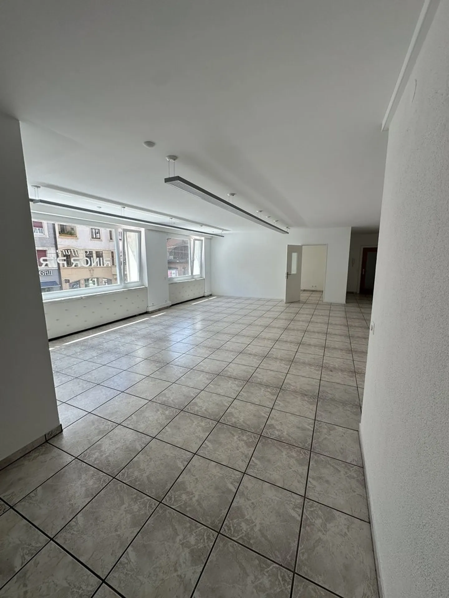 Espace commercial au cœur de Kleinbasel avec options de stationnement - Photo 3 sur 8