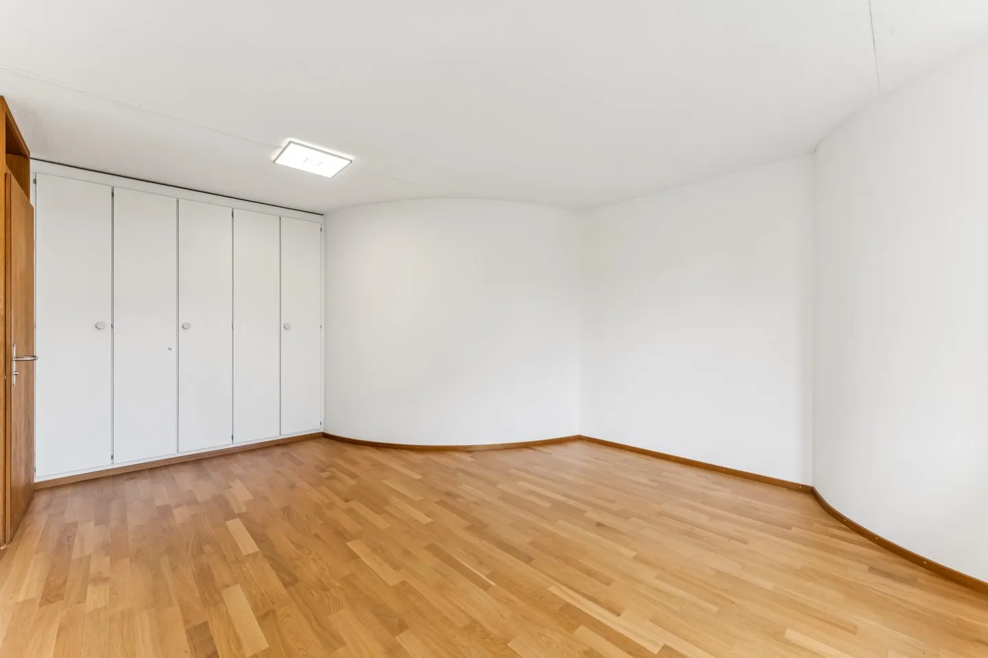 Small office with shared infrastructure - Photo 2 of 3