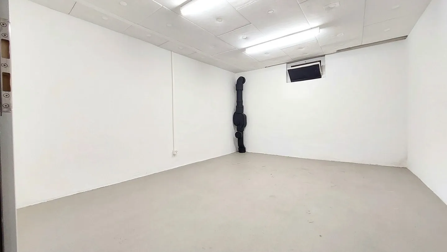 Craft Room of 14 m² in the Basement - Photo 2 of 3