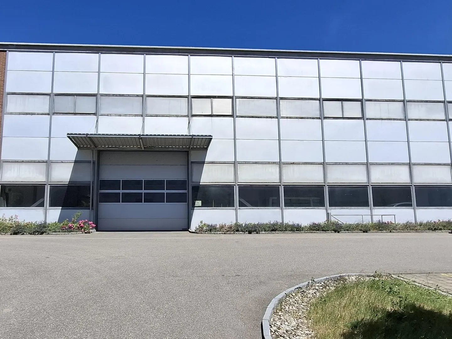 Functional commercial hall 861 m2 with high room height and office unit - Photo 1 of 7