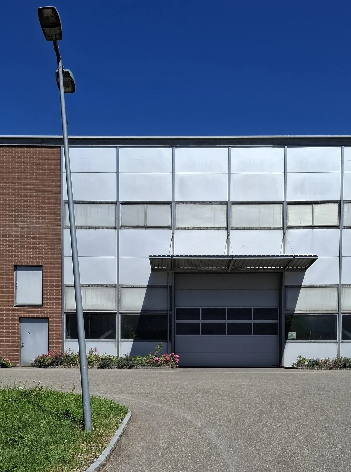Functional commercial hall 861 m2 with high room height and office unit - Photo 2 of 7