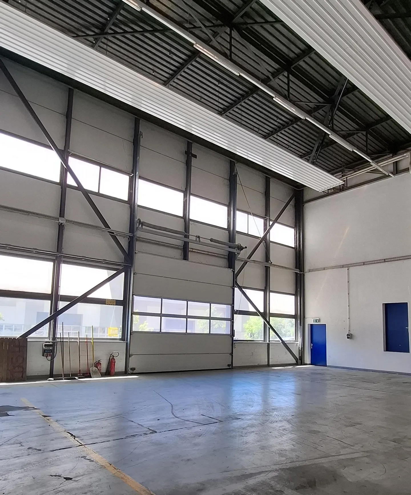 Functional commercial hall 861 m2 with high room height and office unit - Photo 3 of 7