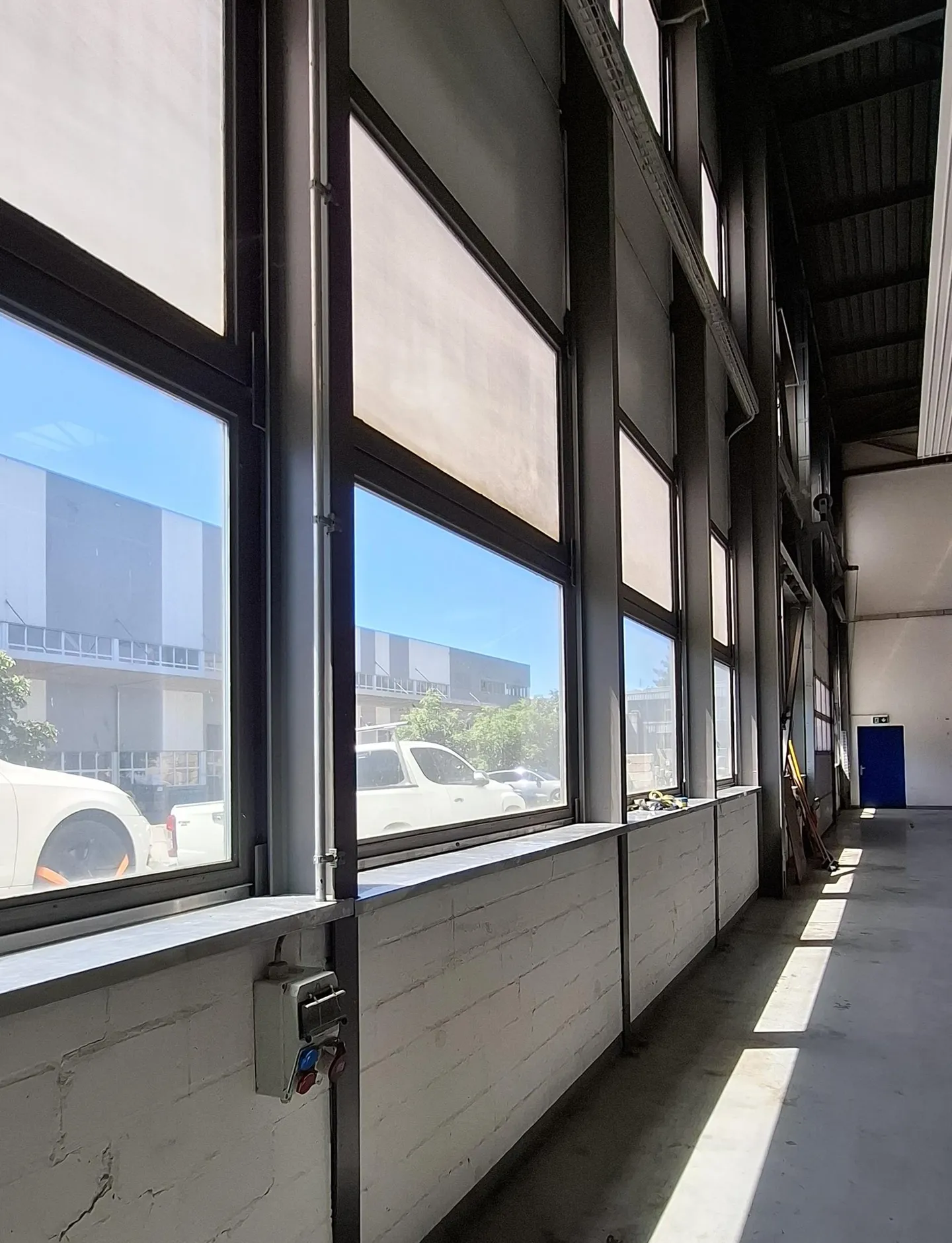 Functional commercial hall 861 m2 with high room height and office unit - Photo 4 of 7