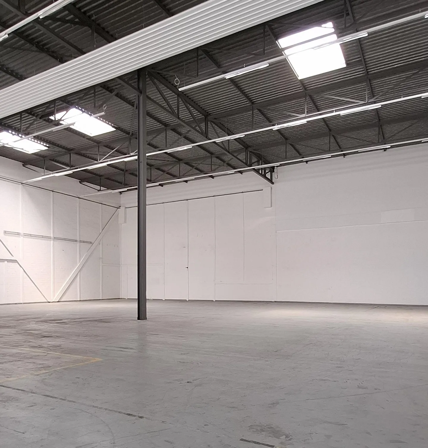 Functional commercial hall 861 m2 with high room height and office unit - Photo 5 of 7