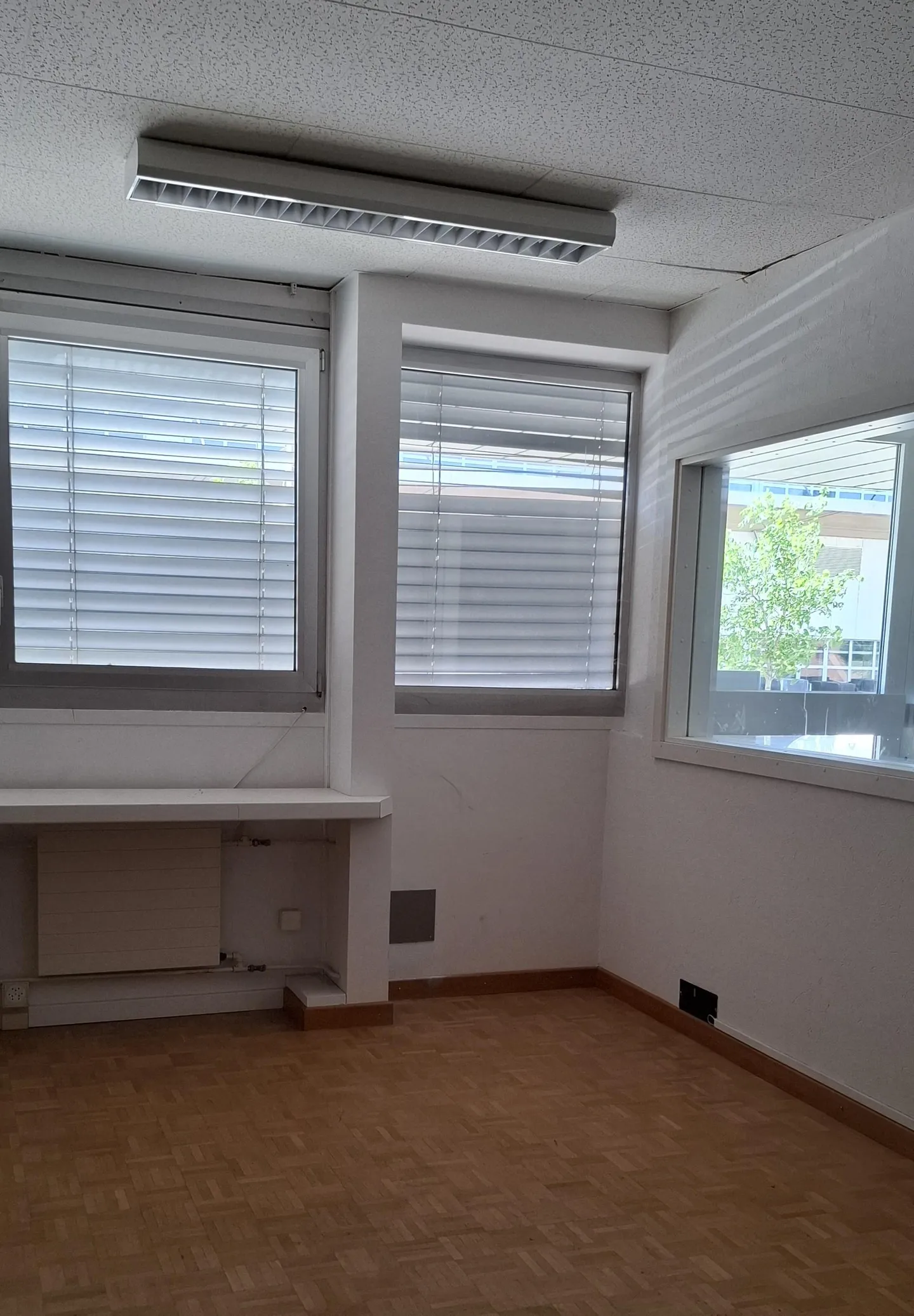 Functional commercial hall 861 m2 with high room height and office unit - Photo 6 of 7