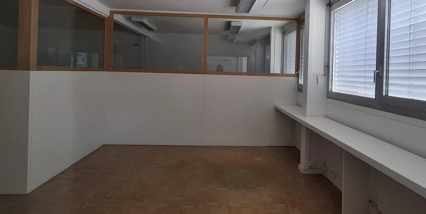 Functional commercial hall 861 m2 with high room height and office unit - Photo 7 of 7