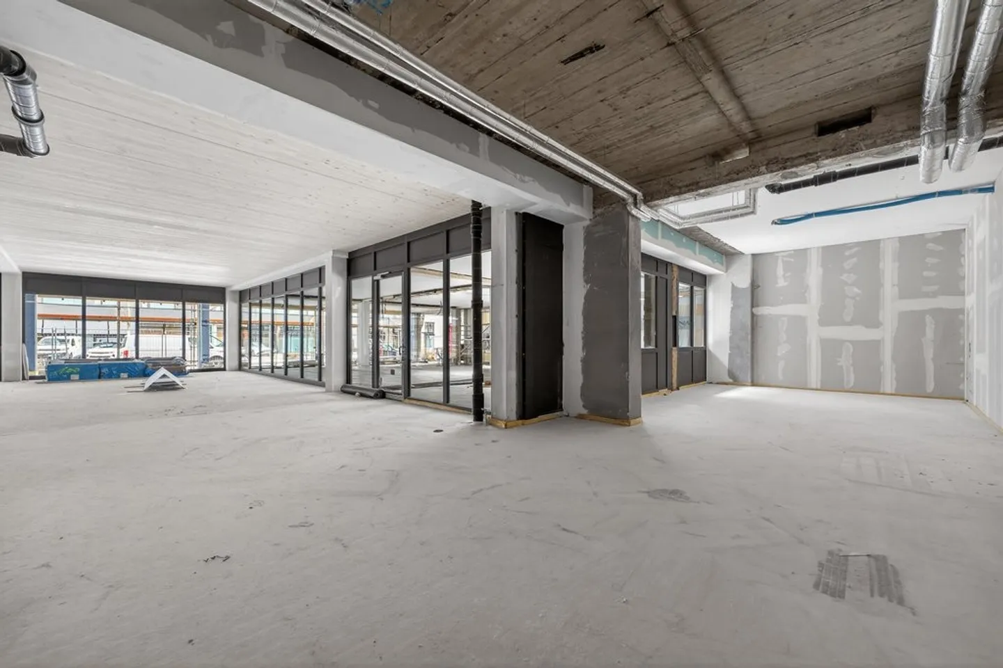 Exclusive retail space with best visibility in Zug - Photo 5 of 6