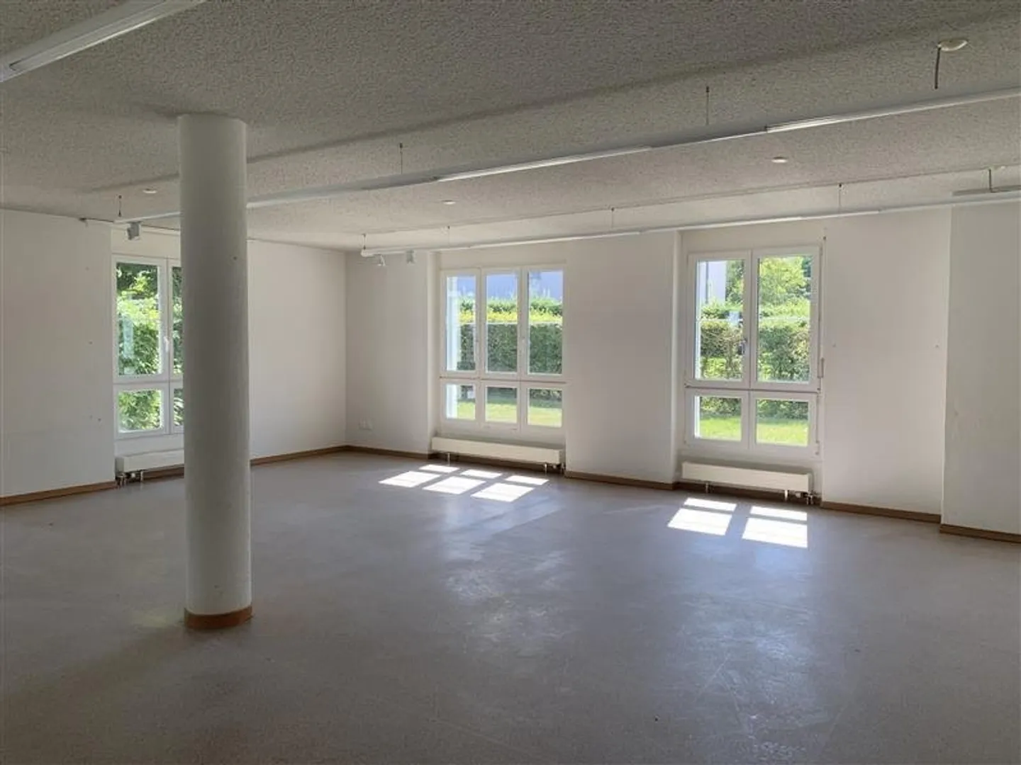 Spacious commercial space with 61 m2 main room - Photo 2 of 12