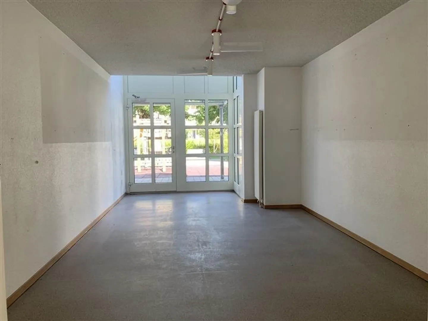 Spacious commercial space with 61 m2 main room - Photo 4 of 12