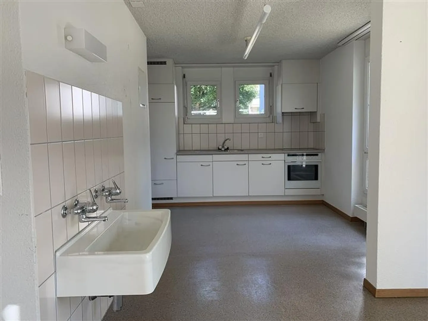 Spacious commercial space with 61 m2 main room - Photo 6 of 12